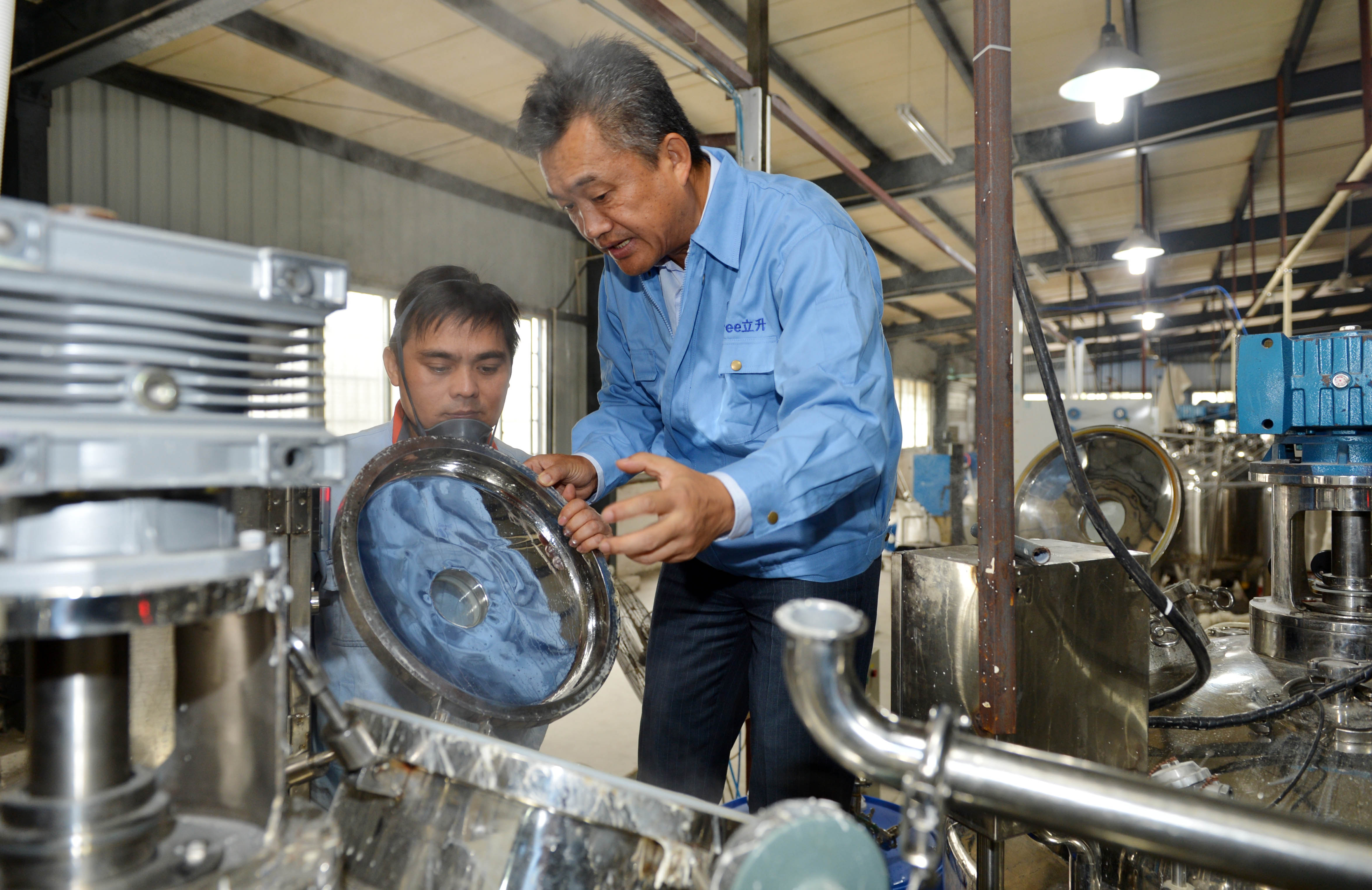 财经,蔚蓝财经 . 【民企和自贸港共成长】立�N董事长陈良刚:企业家的责任是办好企业缴好税